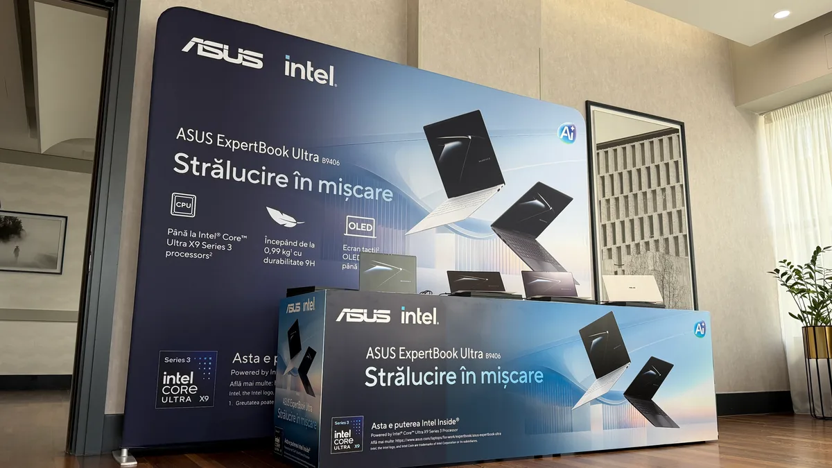 Standul de prezentare pentru ASUS ExpertBook Ultra la evenimentul din România.