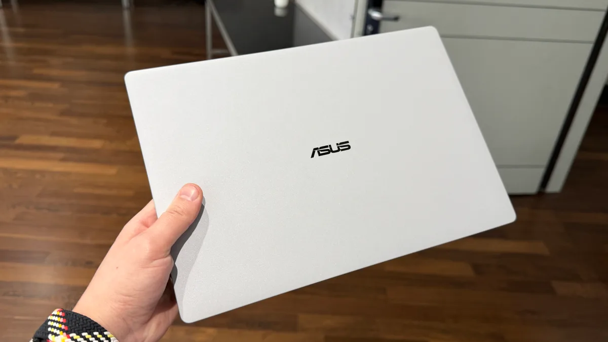 Laptopul ASUS ExpertBook Ultra, model elegant și performant.