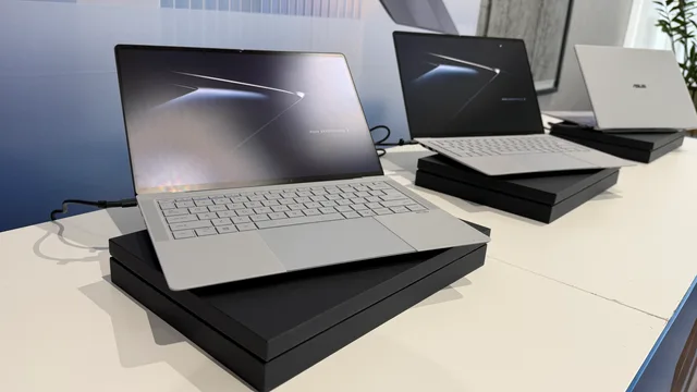 Laptopurile ASUS ExpertBook Ultra prezentate pe un birou, cu design elegant.