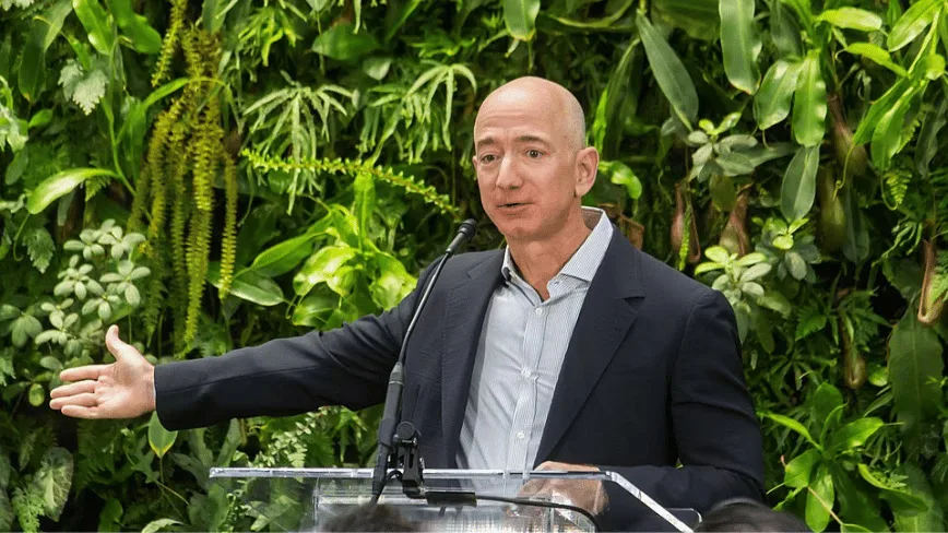 Jeff Bezos discutând despre inovații în tehnologia vehiculelor electrice.
