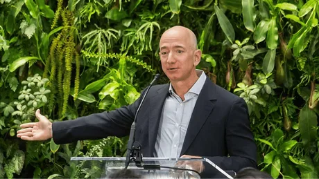 Jeff Bezos discutând despre inovații în tehnologia vehiculelor electrice.
