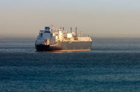 Vapor de gaz natural lichefiat navigând pe mare, simbolizând importurile europene.