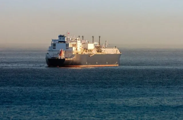 Vapor de gaz natural lichefiat navigând pe mare, simbolizând importurile europene.