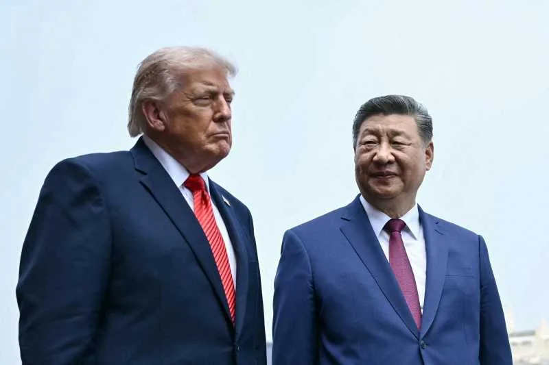 Xi Jinping și Donald Trump discutând la un banchet oficial în Beijing.