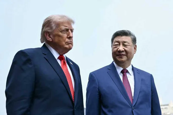 Xi Jinping și Donald Trump discutând la un banchet oficial în Beijing.