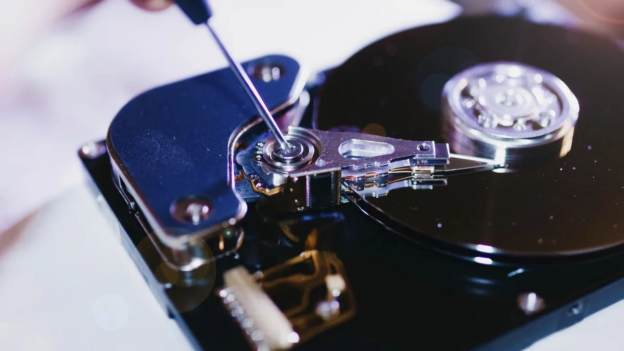 Detaliu al unui hard disk, evidențiind ansamblul de suspensie.