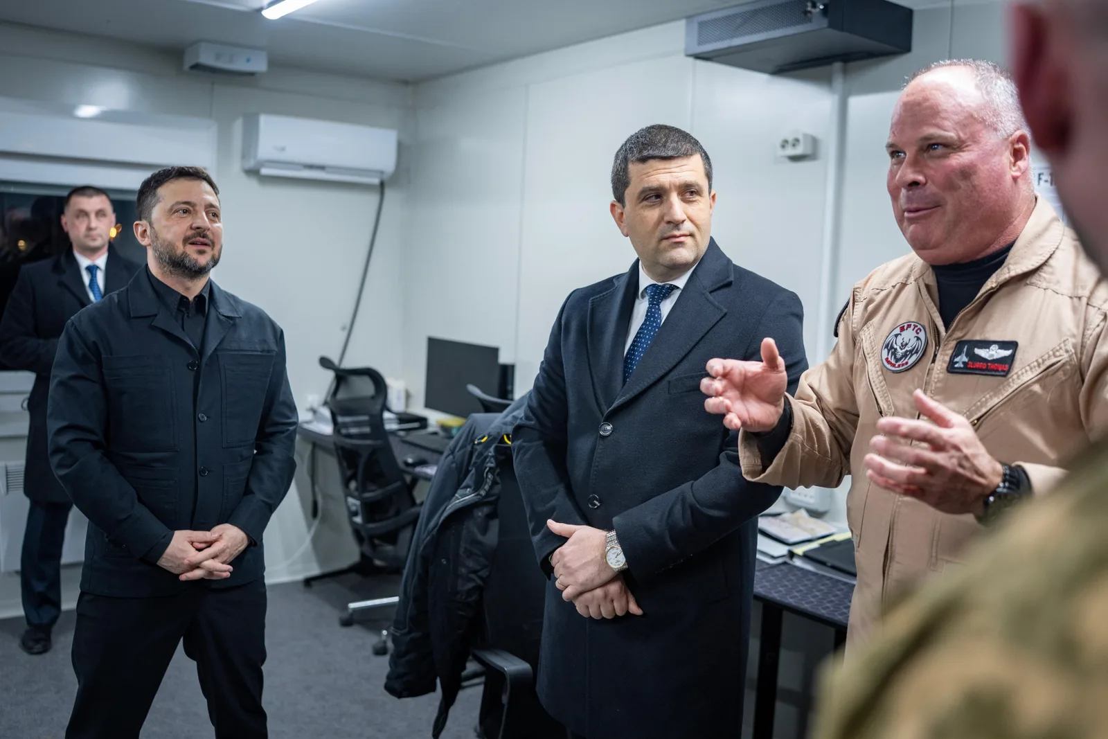 Zelenski și Miruță discută despre cooperarea militară la baza F-16 din România.