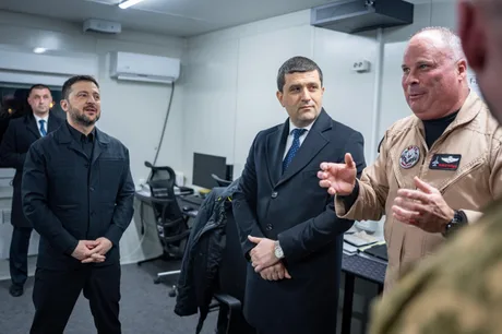 Zelenski și Miruță discută despre cooperarea militară la baza F-16 din România.