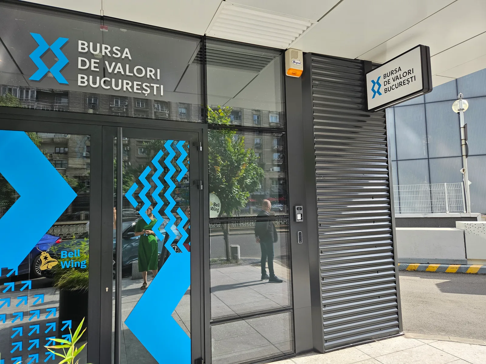 Intrarea principală a Bursei de Valori București, cu logo-ul vizibil.