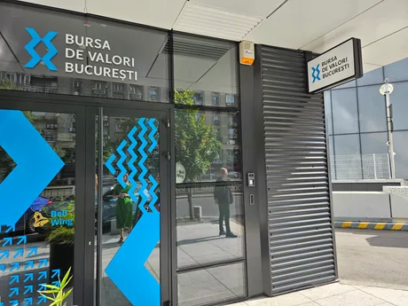 Intrarea principală a Bursei de Valori București, cu logo-ul vizibil.