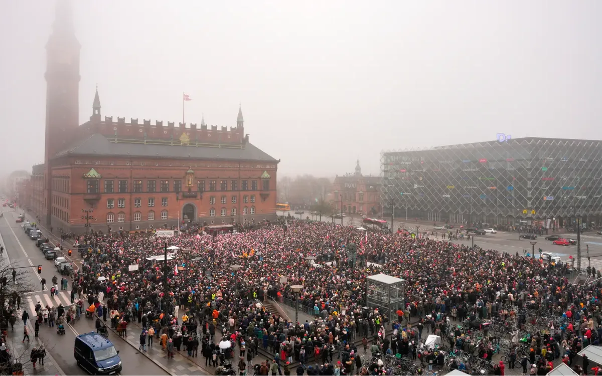 Mulțime mare de protestatari adunați în fața Primăriei din Copenhaga.
