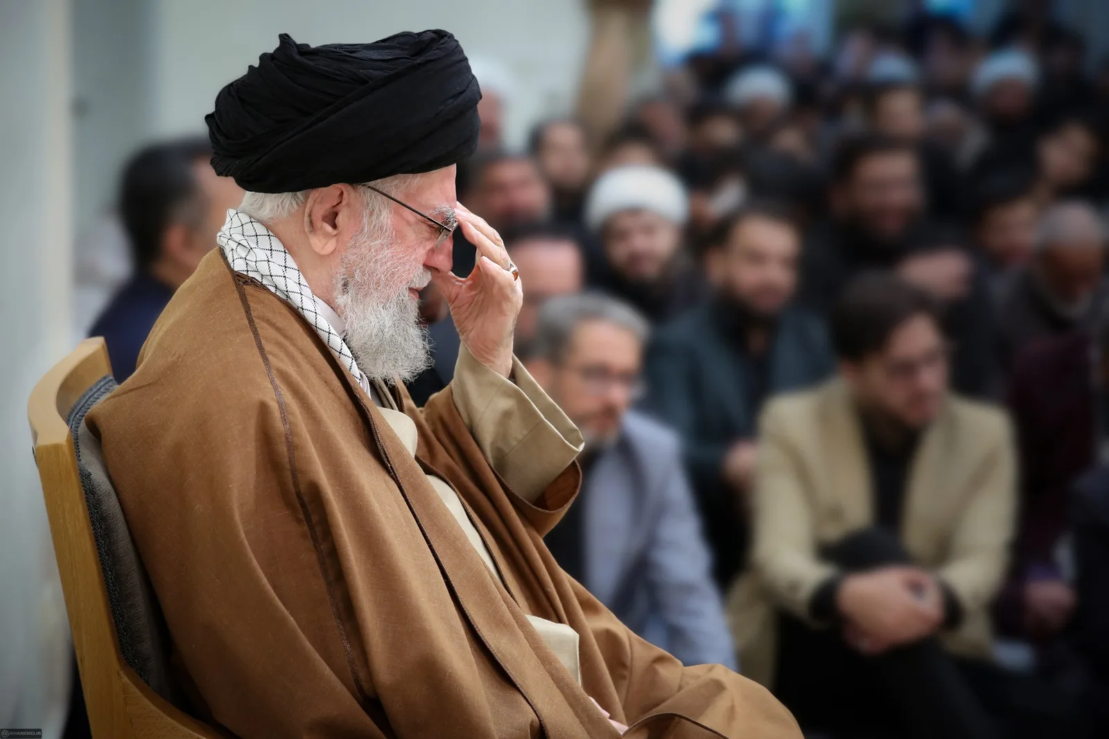 Ali Khamenei, liderul iranian, în mijlocul unei mulțimi, reflectând la evenimentele recente.