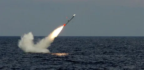 Rachetă Tomahawk lansată dintr-o navă pe mare.