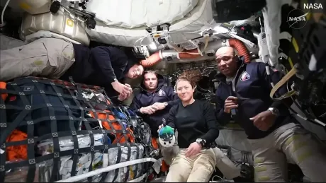 Astronauții din misiunea Artemis II în interiorul capsulei Orion, surprinși în timpul zborului.