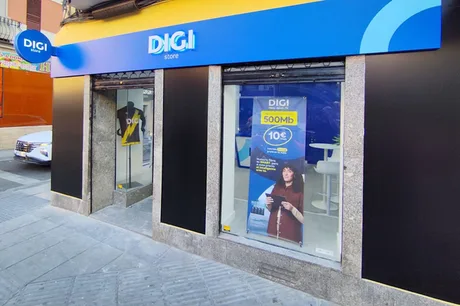 Magazin Digi cu panouri publicitare și vitrine moderne.