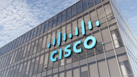 Sediul Cisco cu logo-ul companiei pe fațada clădirii.