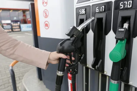 O persoană umple rezervorul cu motorină la o benzinărie modernă.