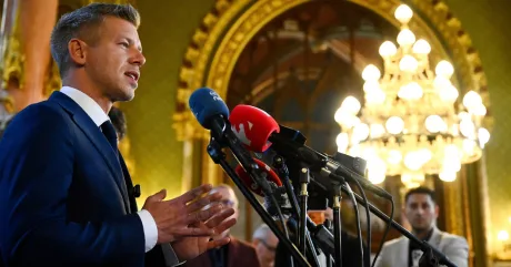 Gyula Balasy anunță cedarea companiilor de comunicare către stat în contextul schimbării de putere.