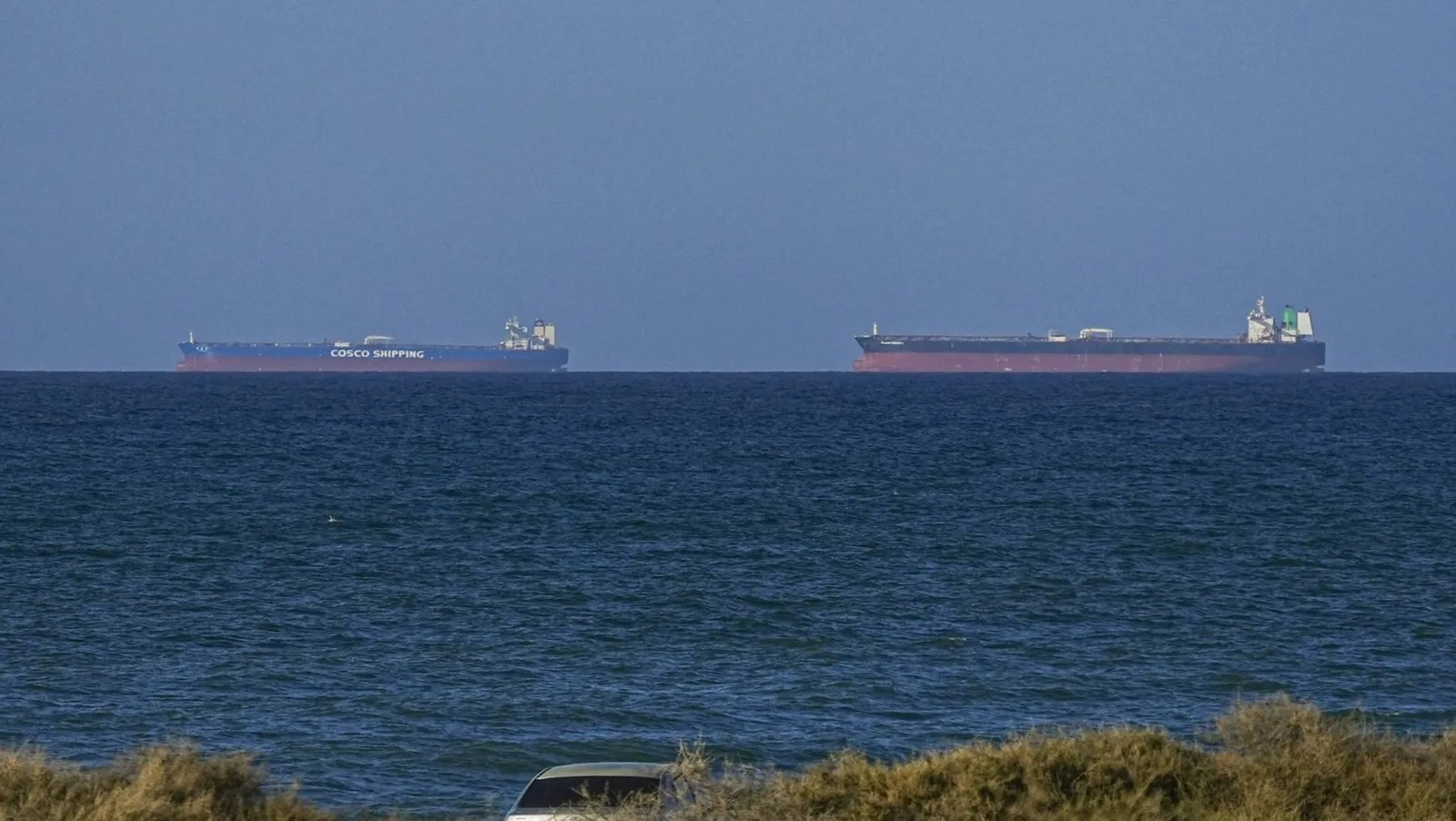 Vase comerciale navigând pe o mare liniștită, simbolizând comerțul global.