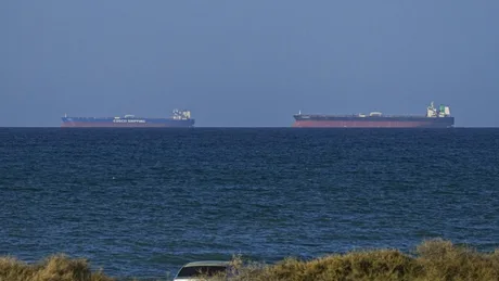 Vase comerciale navigând pe o mare liniștită, simbolizând comerțul global.