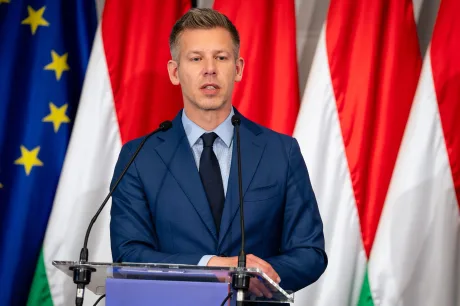 Péter Magyar discută despre fondurile europene pentru Ungaria, în fața steagurilor naționale.