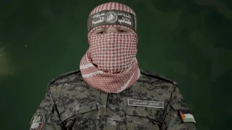 Un militant Hamas purtând uniformă și mască, discutând despre dezarmare.