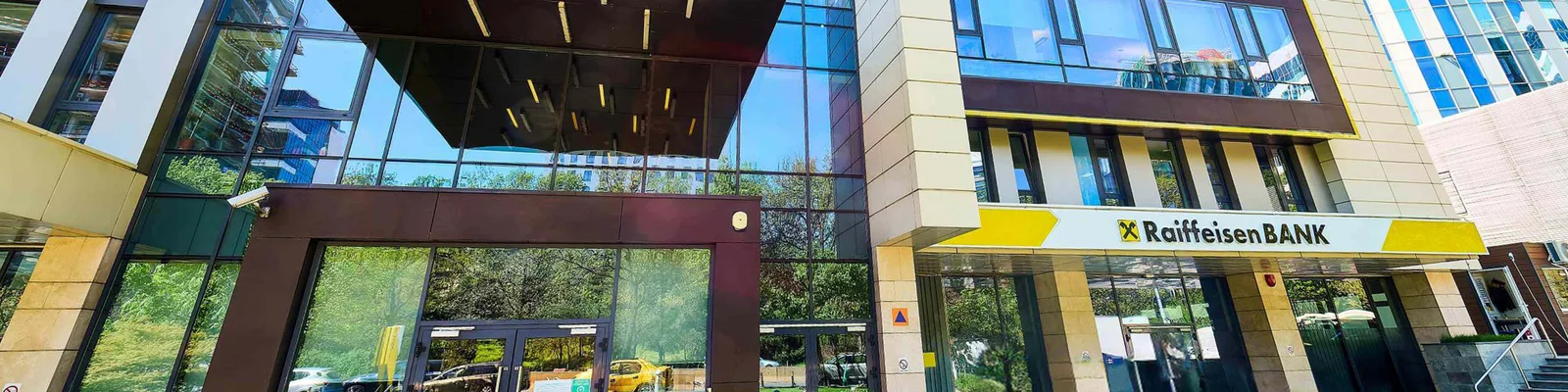Sediul Raiffeisen Bank România, un exemplu de arhitectură modernă.