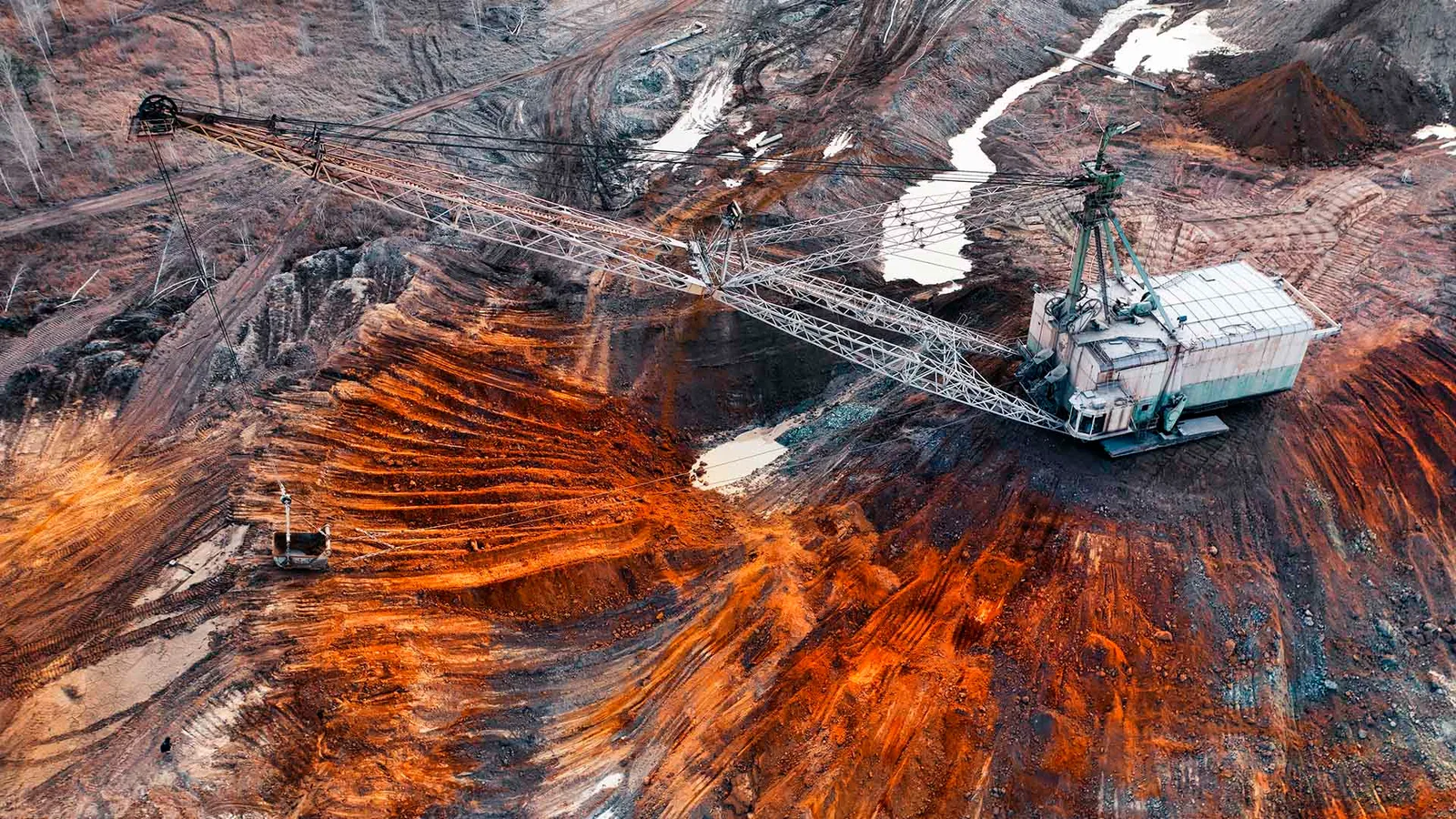 Peisaj minier din Karagandy, cu utilaje și teren săpat pentru pământuri rare.