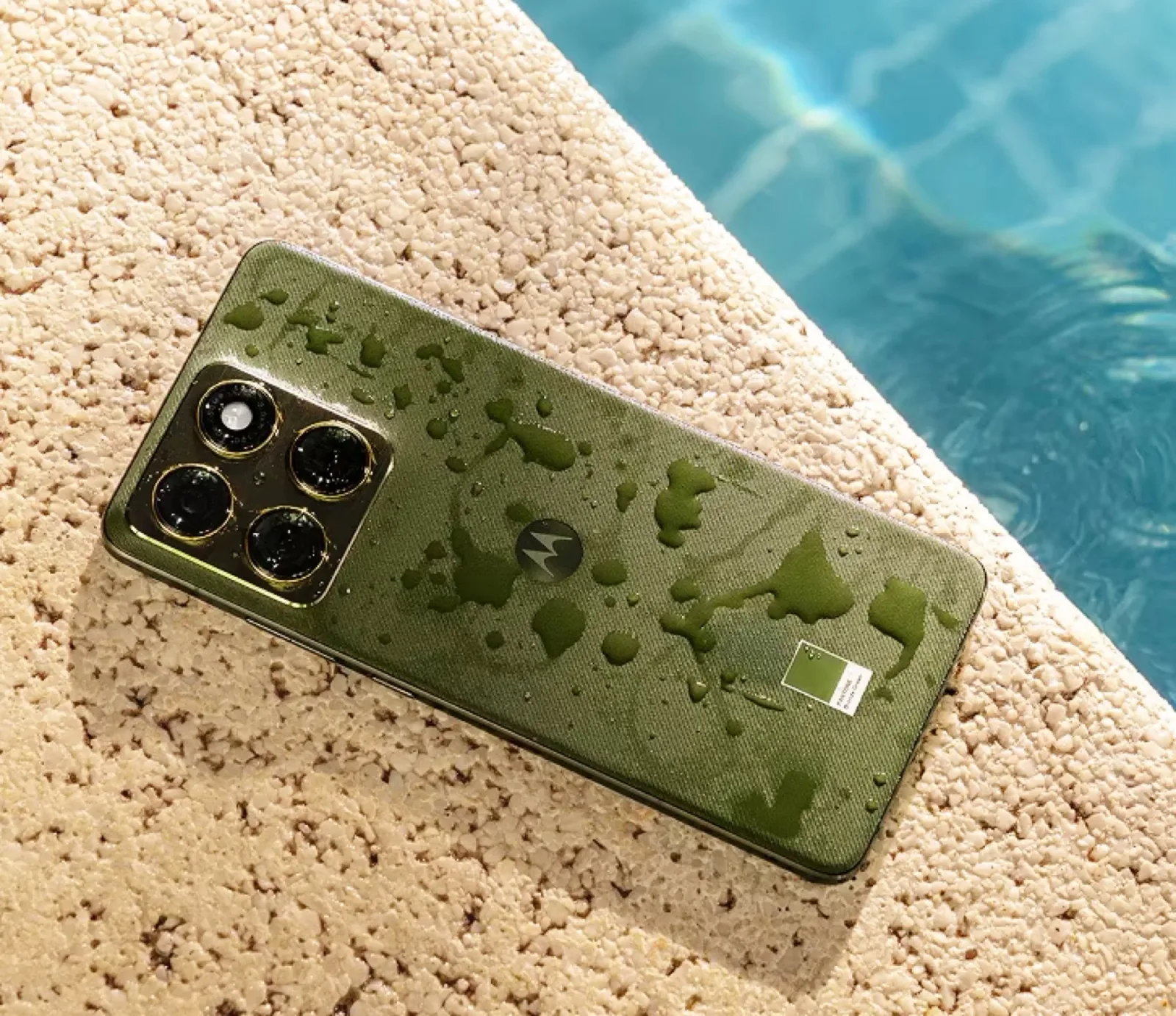 Un telefon Motorola Edge 70 cu un design rezistent la apă, pe o suprafață de piatră.