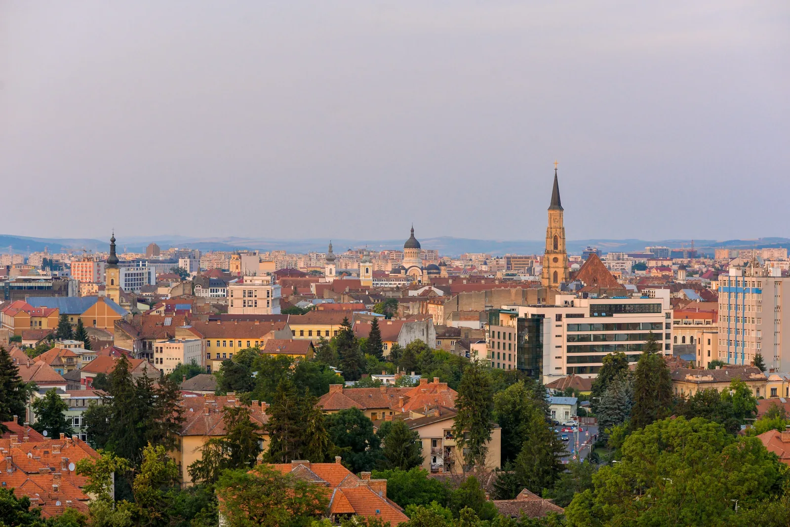 Vedere panoramică a orașului Cluj-Napoca la apus.