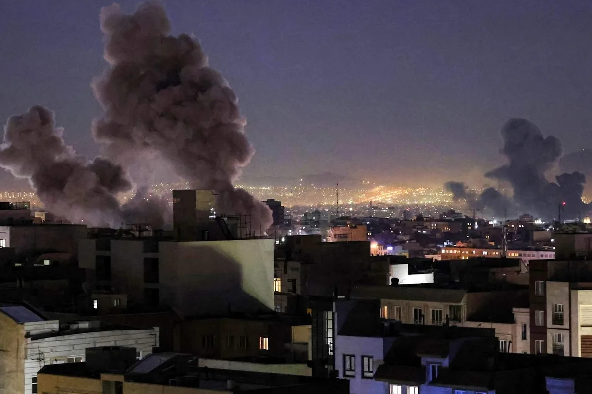 Fum dens se ridică deasupra orașului Teheran în urma atacurilor recente.