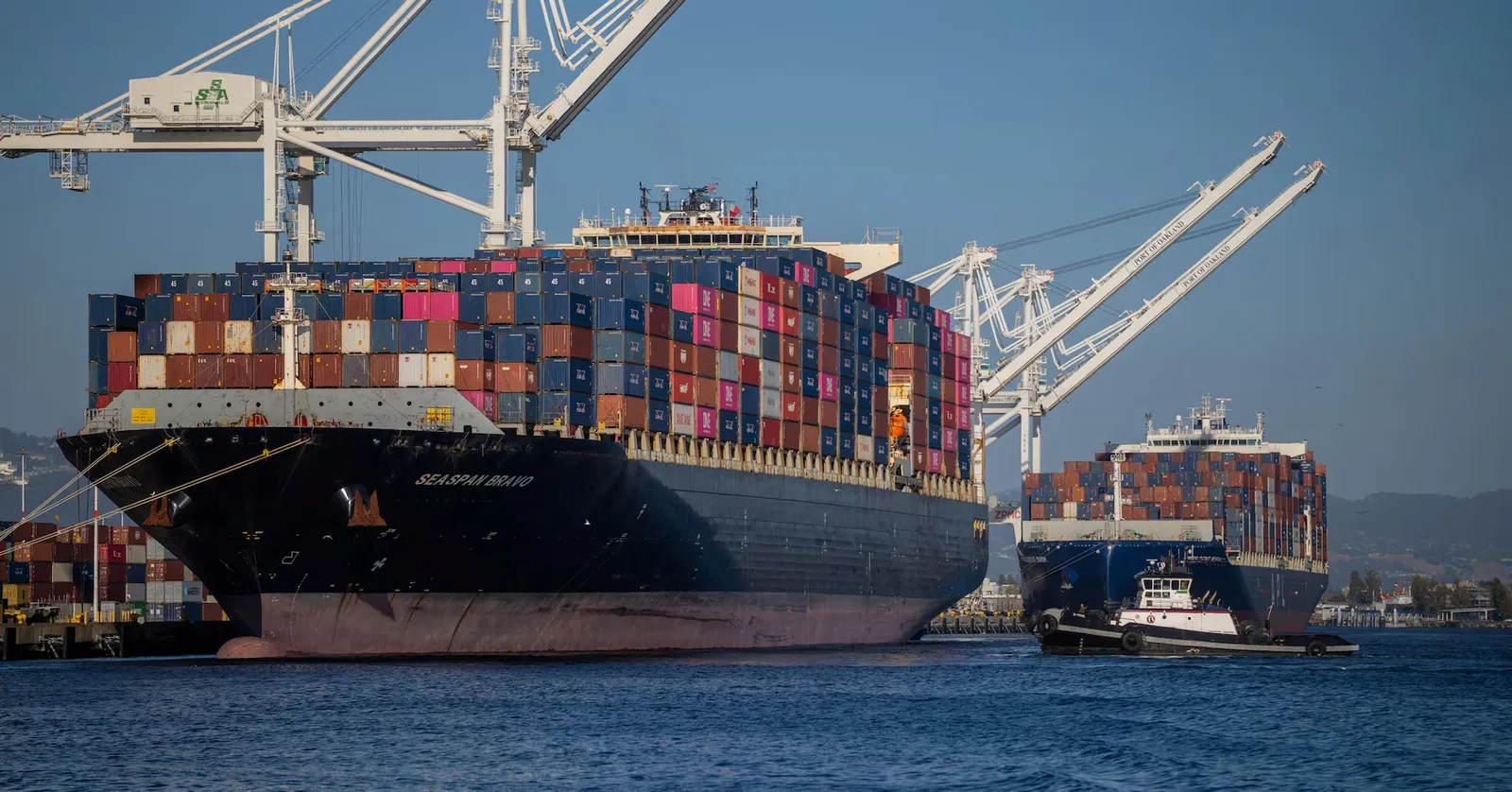 Vase de marfă încărcate cu containere în portul din SUA.