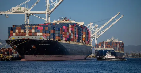 Vase de marfă încărcate cu containere în portul din SUA.