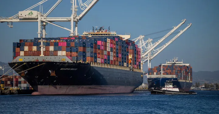Vase de marfă încărcate cu containere în portul din SUA.
