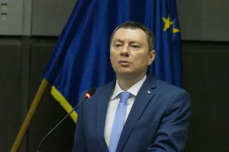 Reprezentant oficial discutând despre manipularea datelor economice de către Rusia.