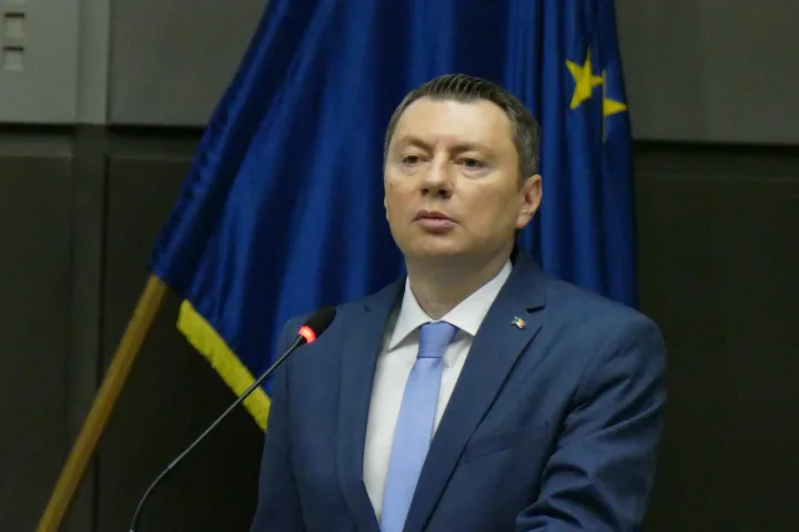 Reprezentant oficial discutând despre manipularea datelor economice de către Rusia.