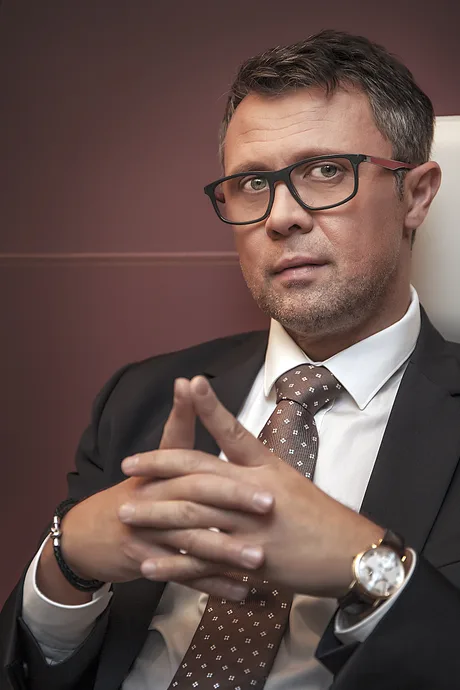 Dan Ostahie discutând despre criza economică din România.