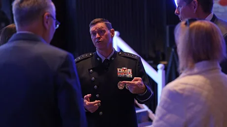 Generalul discutând despre importanța operațiunilor spațiale în conflicte moderne.