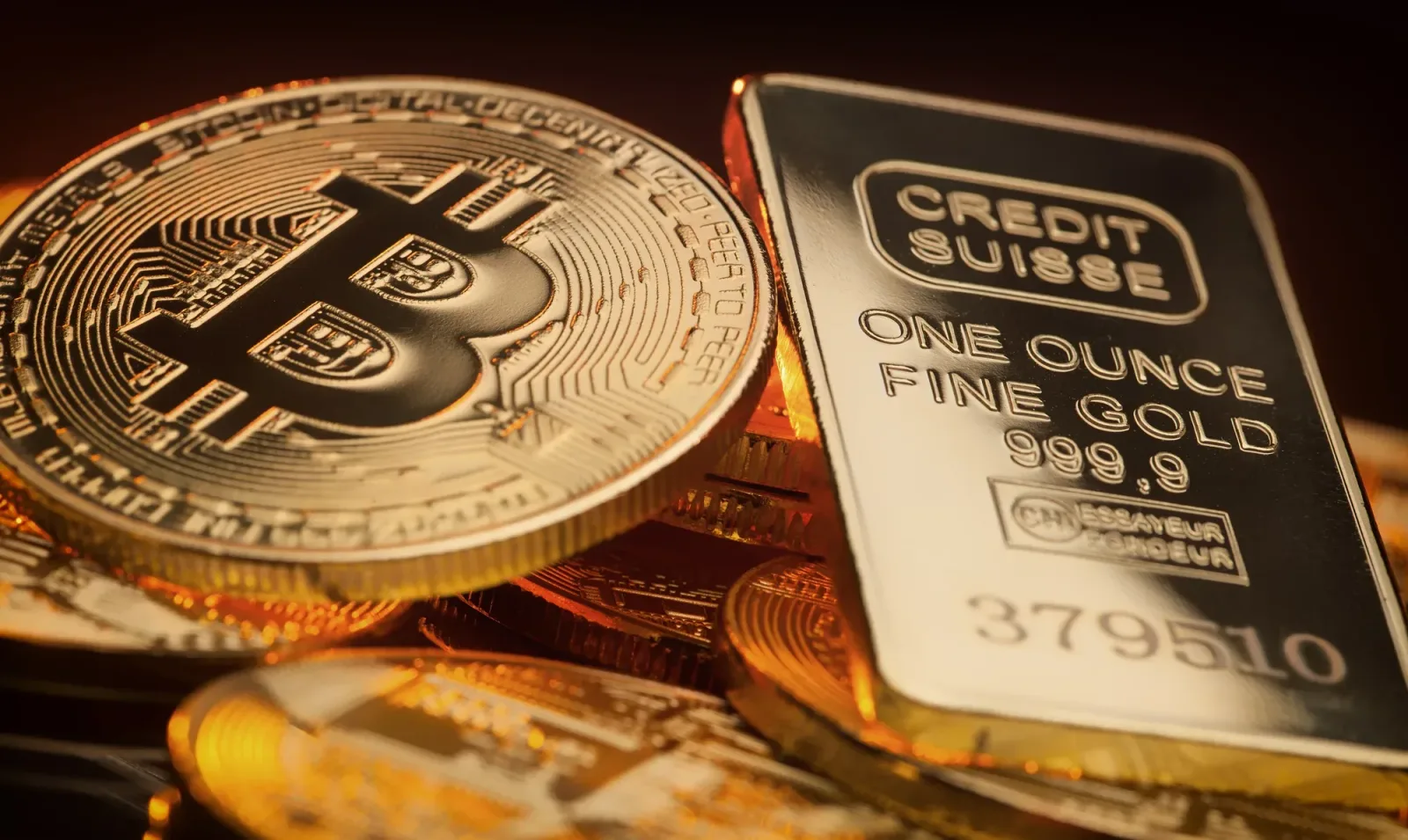Bitcoin și aurul, simboluri ale investițiilor în vremuri de incertitudine.