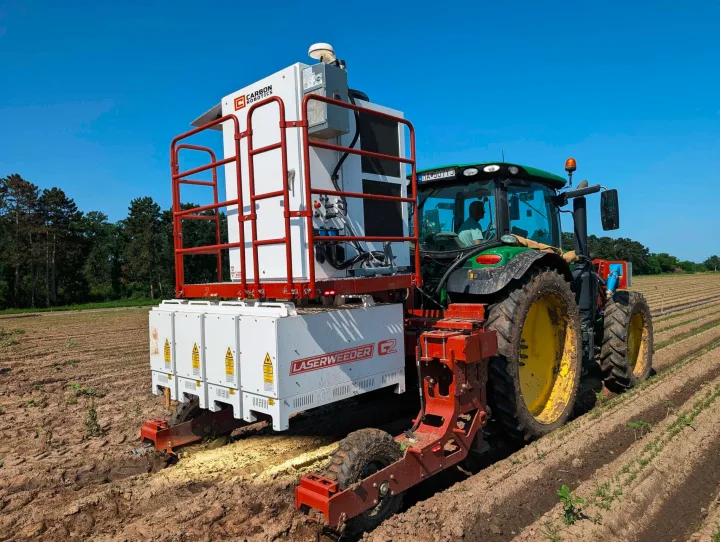 Robot agricol care utilizează tehnologia laser pentru combaterea buruienilor în câmp.