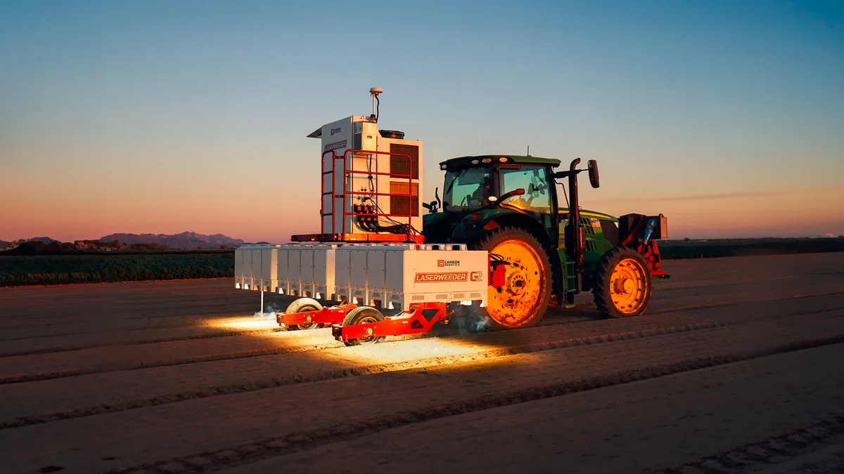 Tractor echipat cu sistem laser pentru combaterea buruienilor în câmp.
