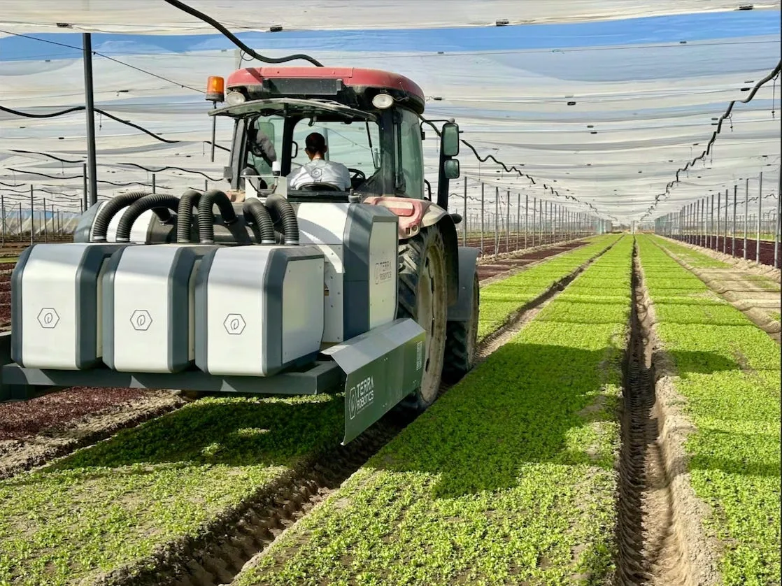 Robot autonom care utilizează laser pentru a curăța culturile de plante nedorite.