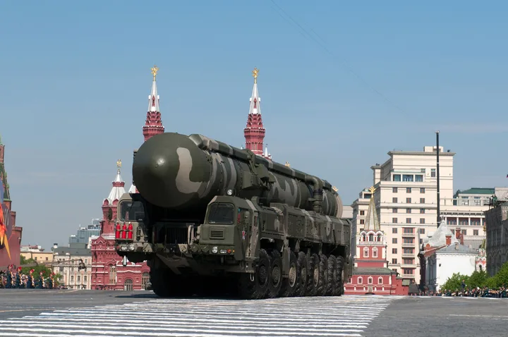 Rusia își mobilizează forțele pentru un posibil conflict cu NATO.