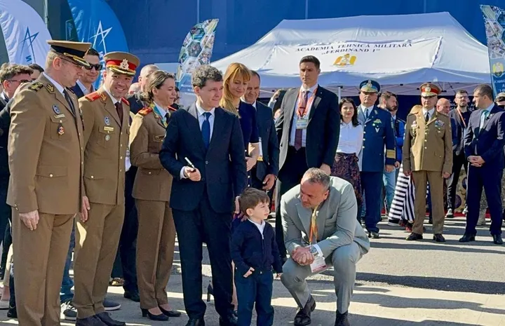 Președintele Nicușor Dan la expoziția BSDA, alături de oficiali și vizitatori.