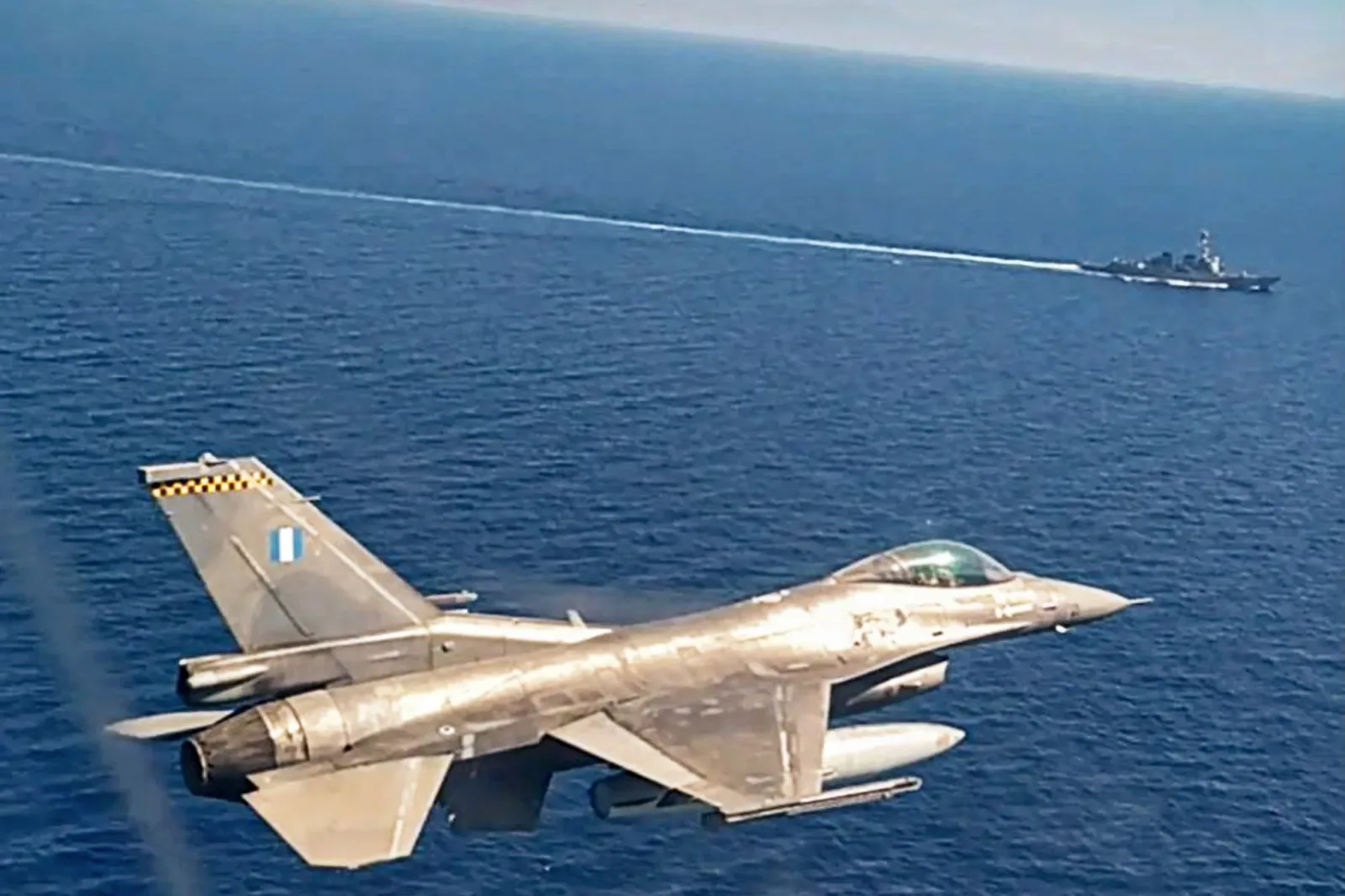 Avion militar zburând deasupra mării, simbolizând apărarea europeană.