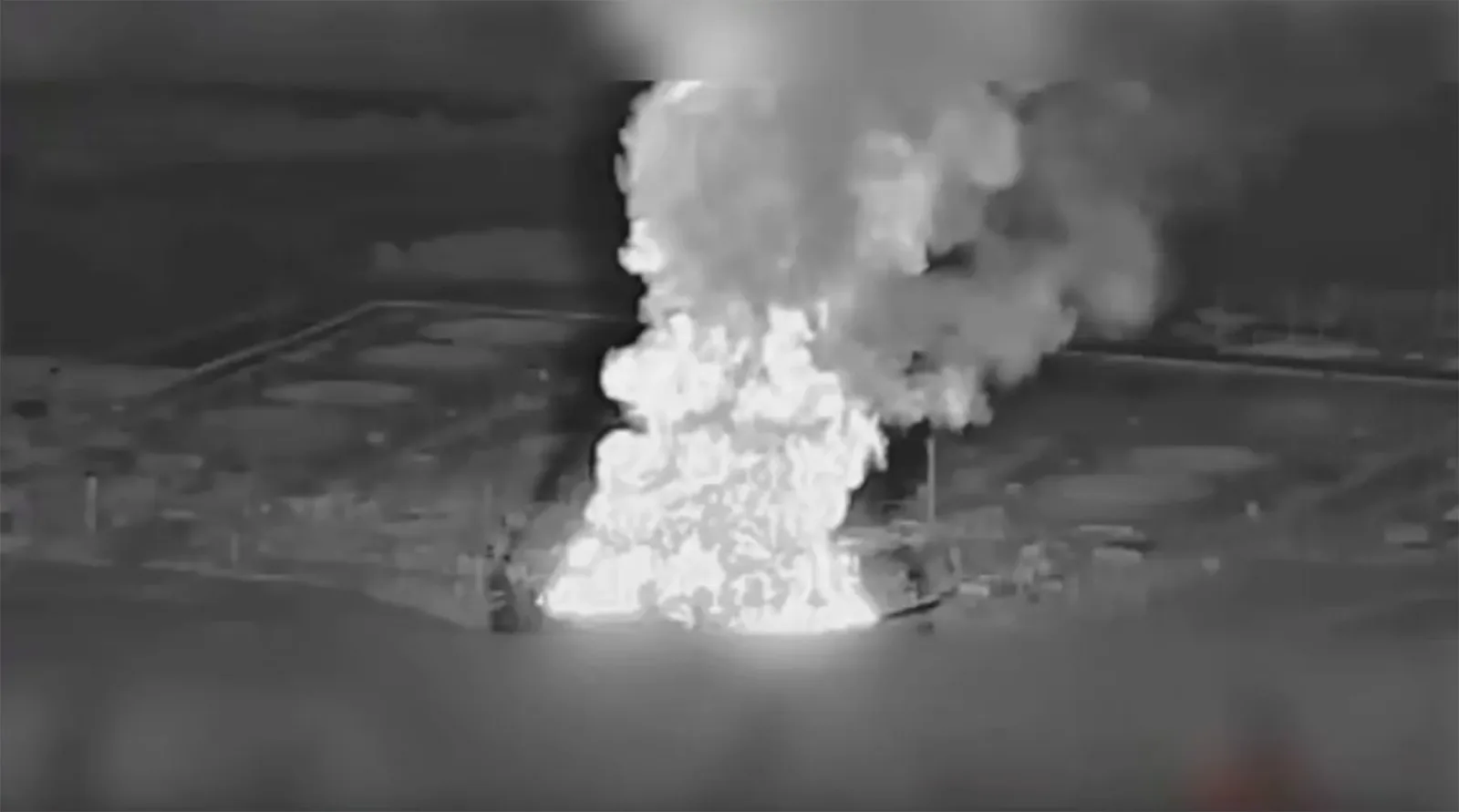 Flăcări și fum de la o instalație industrială afectată de un incident