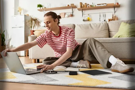 Utilizator conectat la internet într-un mediu confortabil de acasă.