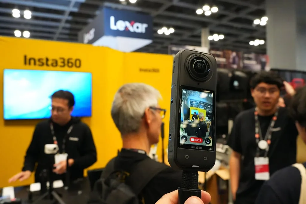 Un dispozitiv Insta360 utilizat pentru filmare 360 de grade la un eveniment.