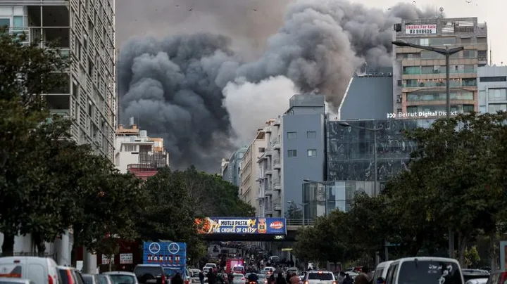 Fum gros se ridică deasupra clădirilor în urma atacurilor din regiune.