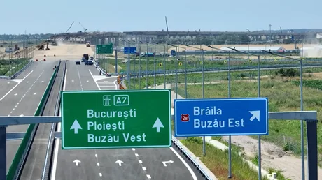 Semne de circulație pe Drumul Expres Buzău–Brăila, indicând direcțiile de mers.